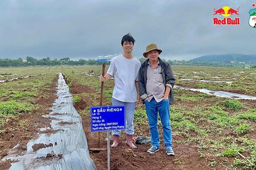 Công Phượng, Tuấn Anh cùng bầu Đức trồng sầu riêng