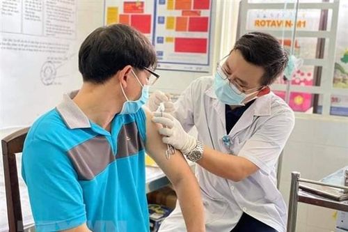 Các nhà sản xuất vaccine đang thu lợi khổng lồ từ COVID-19