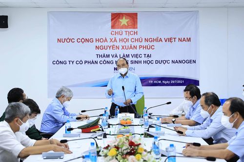 Hình ảnh Chủ tịch nước Nguyễn Xuân Phúc thăm Công ty Nanogen