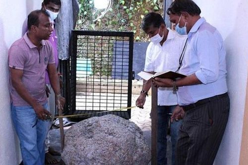 Tình cờ phát hiện đá quý 500 kg trong sân nhà