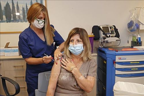 Israel chuẩn bị tiêm mũi 3 vaccine của Pfizer cho người lớn tuổi