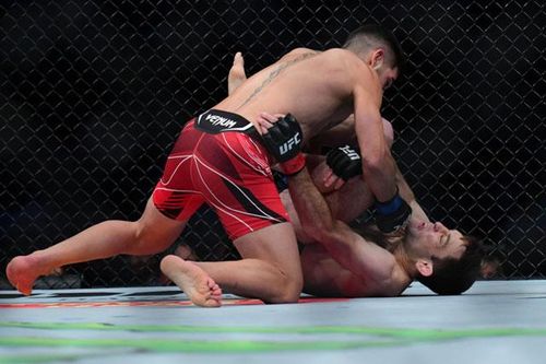 Mắc sai lầm khi ra đòn, 'phù thủy UFC' bị đối thủ đấm tơi tả trên sàn đấu
