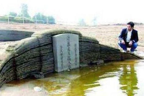 Hồ chứa xả nước làm lộ ra ngôi mộ thời nhà Thanh, chuyên gia ngỡ ngàng: 2 nam 1 nữ, những người này là ai?