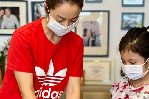 Hoa hậu Jennifer Phạm cùng con gái làm cơm từ thiện gửi lực lượng chống dịch