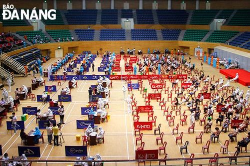 Triển khai tiêm vắc-xin cho lực lượng phòng chống dịch