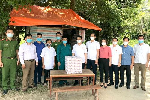 Đồng chí Trưởng Ban Dân vận Tỉnh ủy, Chủ tịch Ủy ban MTTQ tỉnh tặng quà chốt kiểm soát dịch Covid -19 tại Sơn Dương