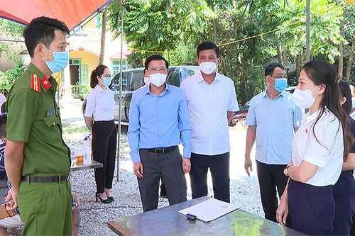 Đồng chí Lê Thị Kim Dung, Phó Bí thư Thường trực Tỉnh ủy, Chủ tịch HĐND tỉnh kiểm tra chốt kiểm soát dịch Covid-19 trên địa bàn huyện Hàm Yên