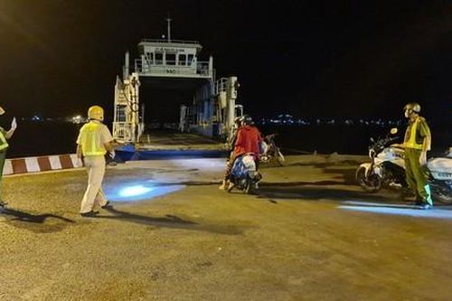 Công an cùng bến phà hỗ trợ 4 người lỡ đường về quê trong đêm