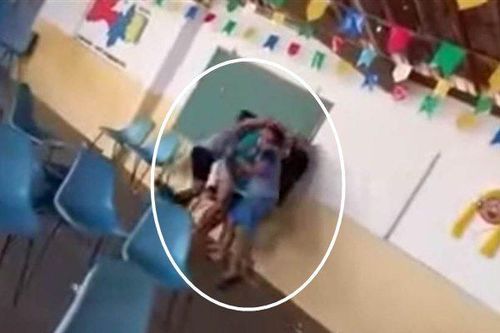 Đi tiêm vaccine COVID-19, gặp ngay chồng âu yếm cùng tiểu tam