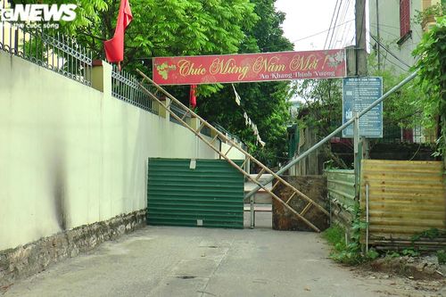 Xã ngoại thành Hà Nội dùng thang tre, ghế đá làm chốt kiểm soát phòng dịch