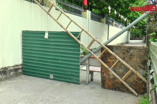 Dùng ghế đá, tấm tôn, thép B40 rào làng, ngăn người lạ phòng dịch ở Hà Nội