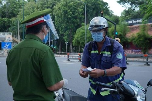 Thành phố Hồ Chí Minh: Người được ra đường cần giấy tờ gì?