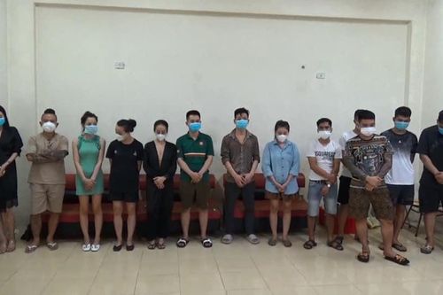'Thánh chửi' Dương Minh Tuyền cùng 12 người 'bay lắc' trong quán karaoke