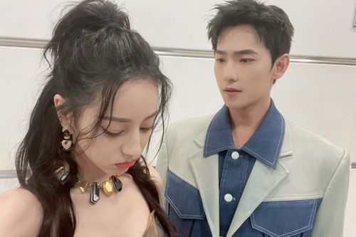 Dương Dương diễn đơ trong phim với Địch Lệ Nhiệt Ba