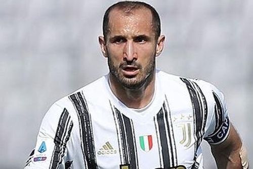 Đội trưởng tuyển Italy thoát cảnh thất nghiệp