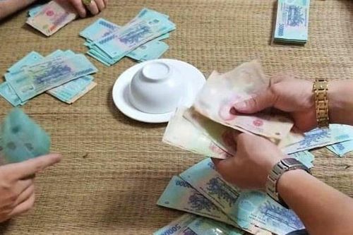 Bắt quả tang 13 người xóc đĩa trong đợt dịch Covid-19
