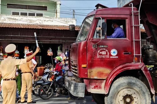 Sóc Trăng lập rào chắn tại tất cả các tuyến đường liên xã
