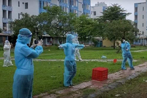 Tình nguyện viên ở TP.HCM hát tặng y, bác sĩ dưới mưa