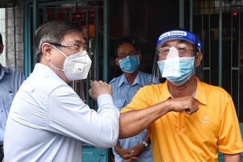 Chủ tịch TP.HCM: Khi bệnh nhân hoảng, cần cú điện thoại để dân yên tâm