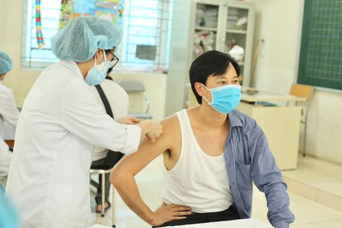 Chùm ảnh: Thêm 4.919 người dân quận Thanh Xuân tiêm vaccine phòng Covid-19