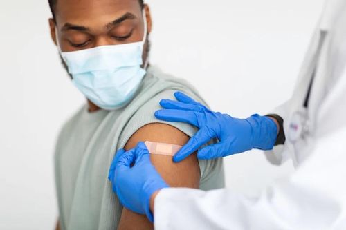 Tiêm vaccine vẫn phải đeo khẩu trang để ngăn chặn virus kháng vaccine phát triển