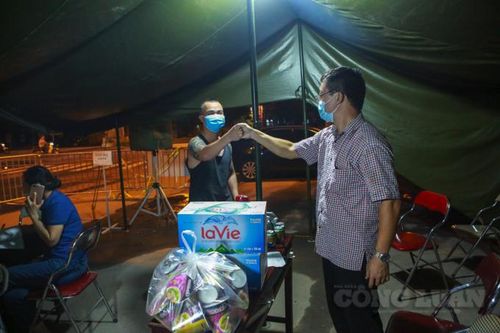 Hà Nội: Người dân đưa mì tôm, nước lọc đến ủng hộ chốt kiểm soát dịch