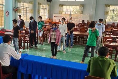 Tụ tập đánh bạc mùa dịch COVID-19, 11 đối tượng bị xử phạt trên 160 triệu đồng