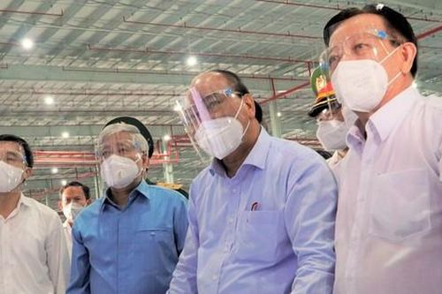 Chủ tịch nước kiểm tra khu điều trị 5.000 giường ở Bình Dương