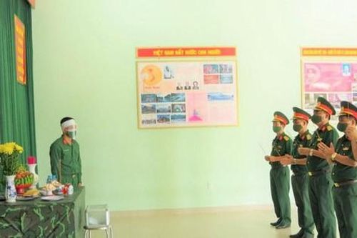 Cha mất vì COVID-19, thượng tá quân đội nén đau ở lại tuyến đầu chống dịch