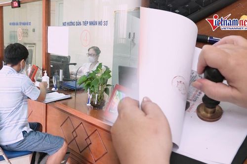 Người dân Hà Nội vui mừng khi đi công chứng giấy tờ chỉ mất 5 phút