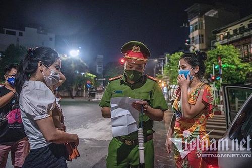 Đêm trắng của lực lượng trực chốt kiểm soát phòng dịch Covid-19 ở Hà Nội