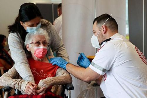 Israel triển khai tiêm mũi vắc-xin thứ 3, tổng thống là người tiêm đầu tiên