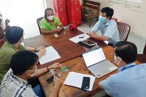Công an làm việc với người tung tin '5 máy bay trực thăng phun chất khử trùng'