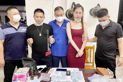 'Hot girl Tik Tok' trốn truy nã vẫn đi buôn ma túy