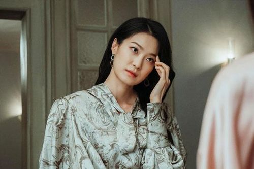 Nhà có khách mà mẹ chồng cứ chọc đũa ngoáy bát canh, tôi ghé tai góp ý thì bà chửi ầm lên