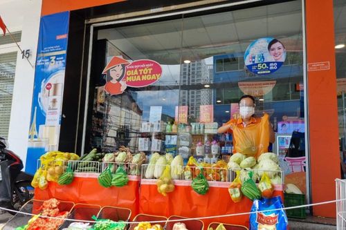 Sáng tạo để đưa hàng hóa thiết yếu tới người dân trong vùng dịch