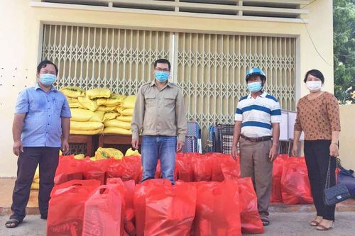 Tặng 189 suất quà cho các gia đình bị phong tỏa tạm thời bởi dịch Covid-19