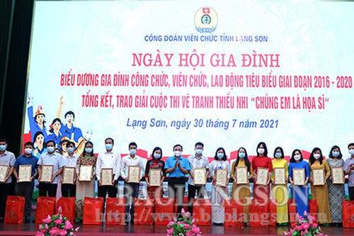 Biểu dương 35 gia đình công chức, viên chức, lao động tiêu biêủTin khácPhát huy vai trò công tác tuyên giáo, tạo đồng thuận xã hôịSáng mãi truyền thống 'uống nước nhớ nguồn'