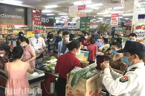 Người dân thành phố Ninh Bình đổ xô đi mua sắm, tích trữ thực phẩm