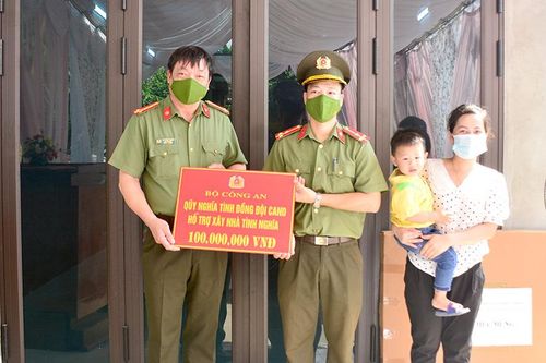 Bàn giao nhà tình nghĩa cho cán bộ công an người Mông