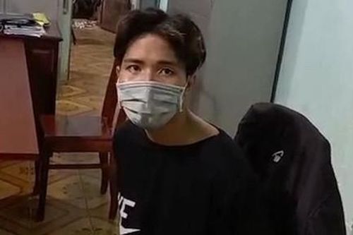 Ra đường sau 18 giờ bị kiểm tra, thanh niên trốn dưới mương nước