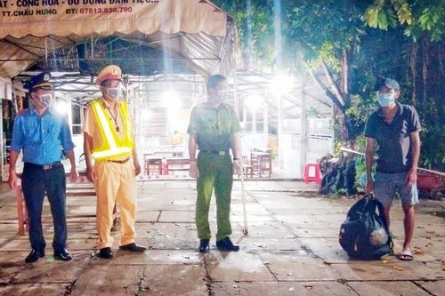 Anh thợ hồ mất việc, đi bộ 4 ngày từ Bình Phước đến Sóc Trăng được hỗ trợ về quê