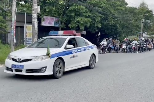 CSGT Đồng Nai dẫn đường cho gần 1.000 công nhân về quê