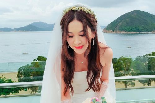 Ôn Bích Hà mặc váy cưới trong sinh nhật