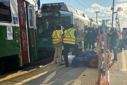 Hai đoàn tàu đâm nhau ở Boston, hơn 20 người bị thương