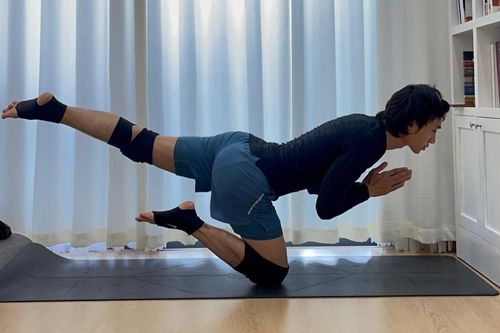 Stylist Việt tập yoga, chăm nấu ăn mùa dịch