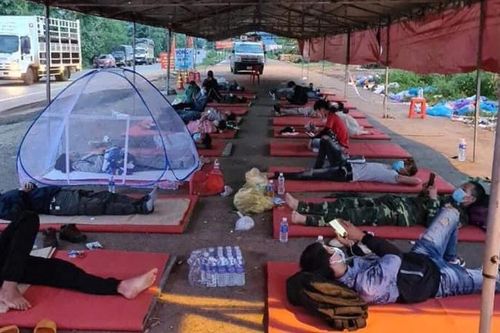 Tặng cơm, dựng lều cho người dân nghỉ trên đường về quê tránh dịch