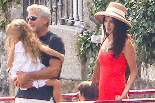 George Clooney mắc kẹt sau trận lũ lịch sử