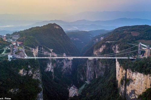 Cầu treo đáy kính cao 250 m ở Trung Quốc