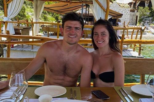 Maguire và Pogba khoe ảnh du lịch với vợ trước ngày hội quân với MU
